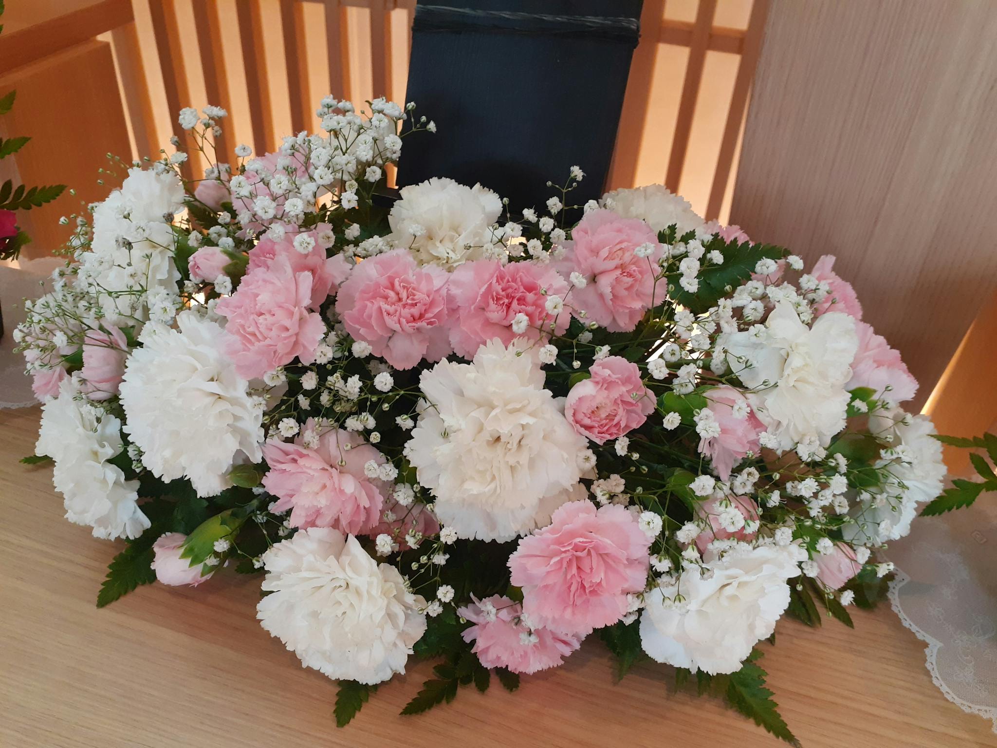 お葬式のお花「供花」。供花の概要や東京での相場を解説します。