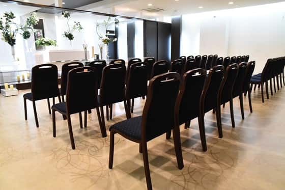 おくりびとのお葬式豊平店の参列者が座る椅子の画像