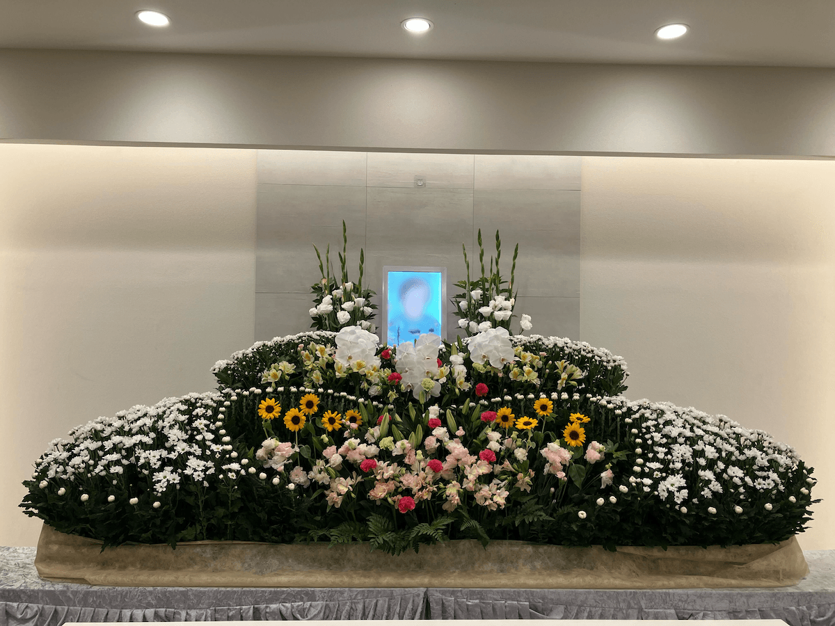 お顔周りは色とりどりの花々で満たされ、とても華やかな雰囲気にの画像