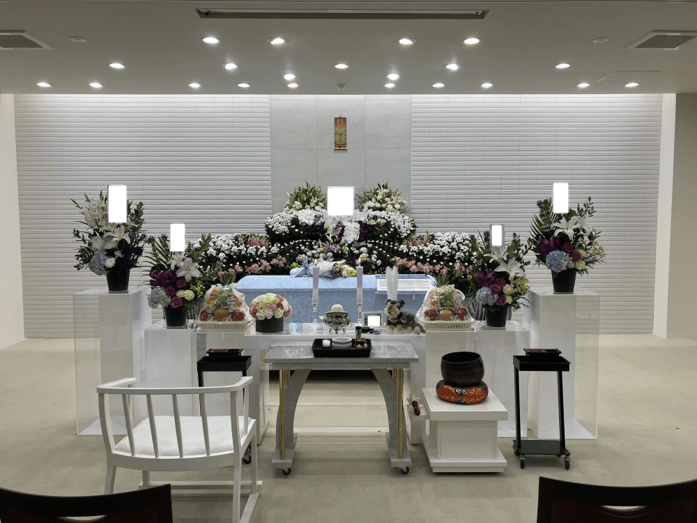 お選びいただいた仏衣に丁寧にお着せ替えをし、美しいお姿で枕経をお寺様に行っていただきました。の画像