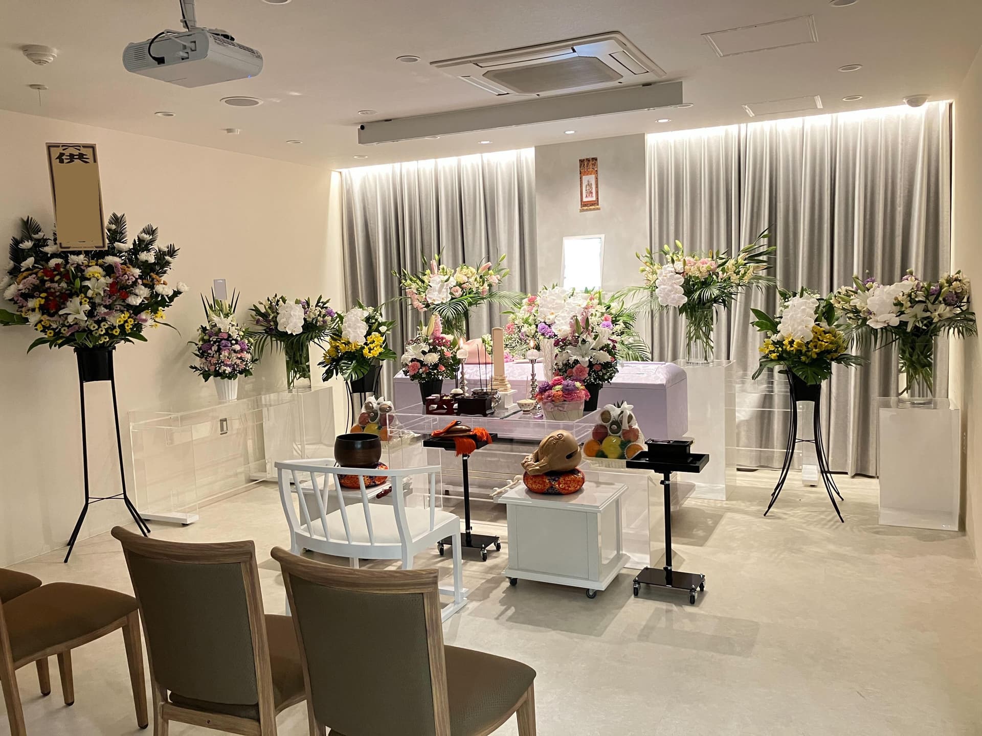 お棺には故人様がお好きだった品々と、たくさんのお花がお手向けされました。の画像