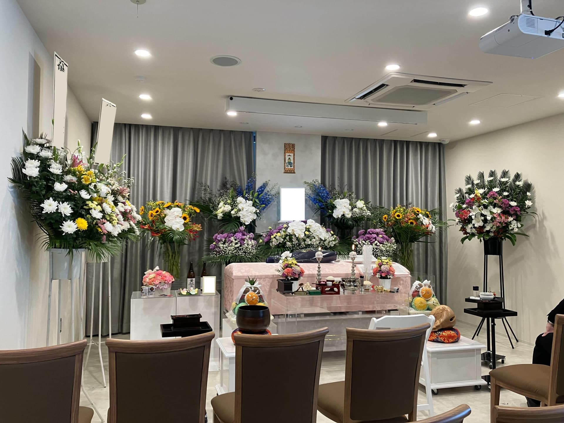 「ばあちゃん、ありがとう」とお声をかけながら、名残を惜しむなかでお蓋閉じとなり、ご出棺の運びとなりました。の画像