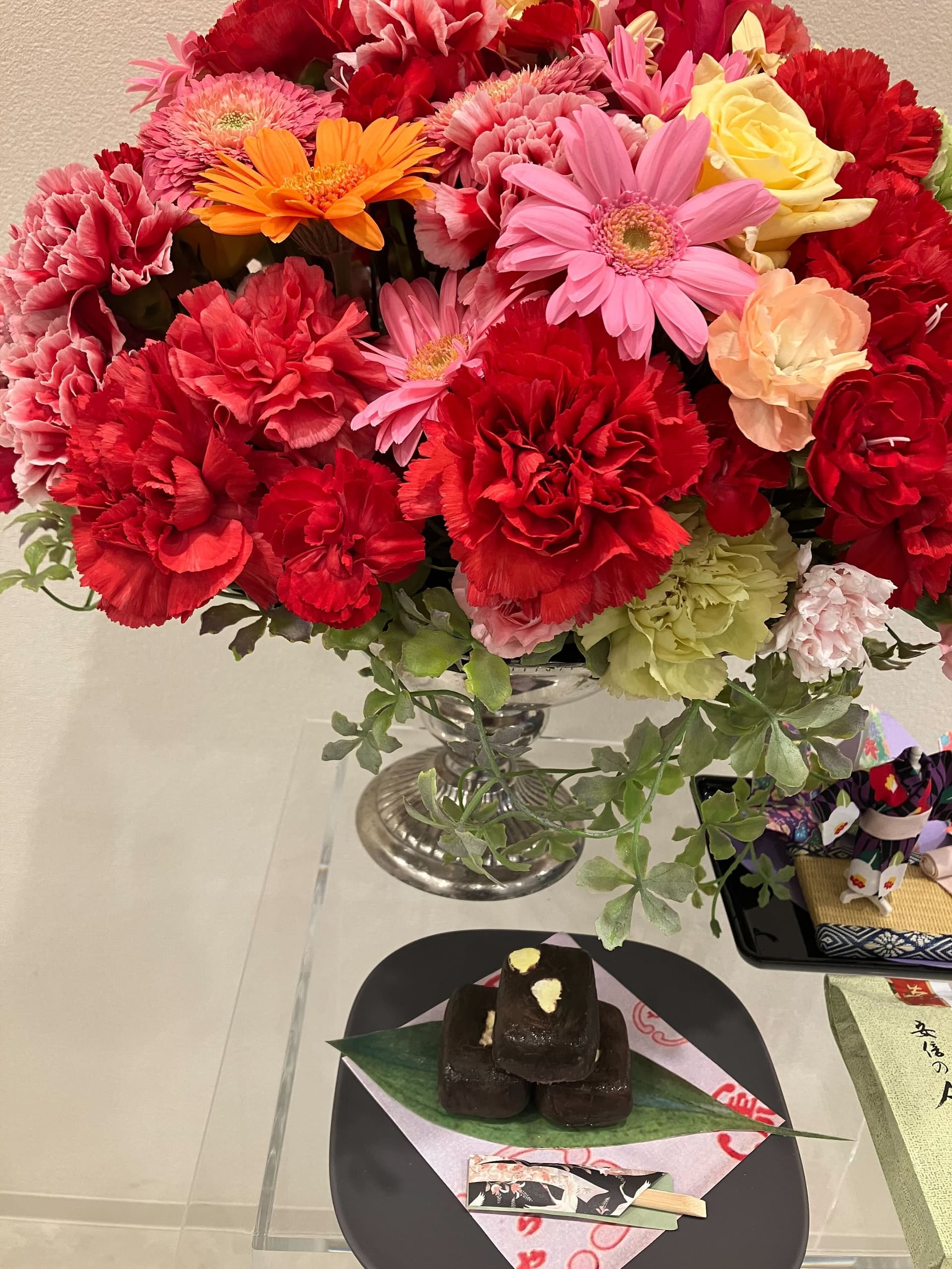 お一人おひとりがやさしくお声をかけられる姿が印象的で、心あたたまるお見送りのひとときの画像