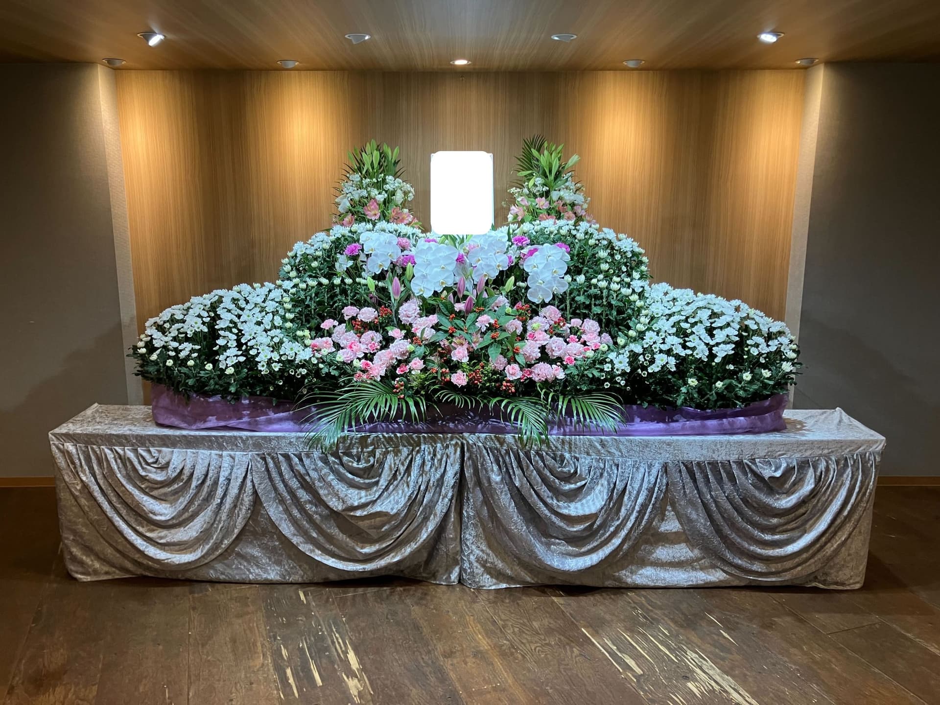 最後に、ご親族の皆様のお手添えをいただきながら故人のお身体を棺へ納め、ご一緒に飼われていた猫のお写真などもお入れいただきました。の画像