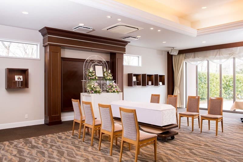 白と茶色を基調としたシンプルモダンで落ち着きのある空間です。の画像