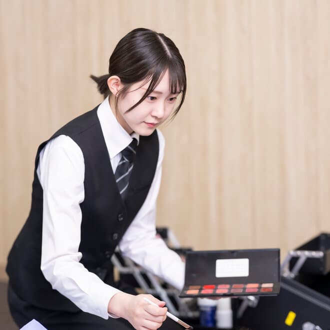納棺師がお化粧道具を手にしている様子