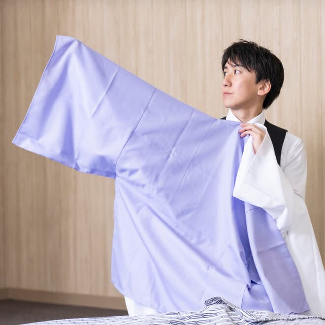 認定納棺士が着物を広げている様子
