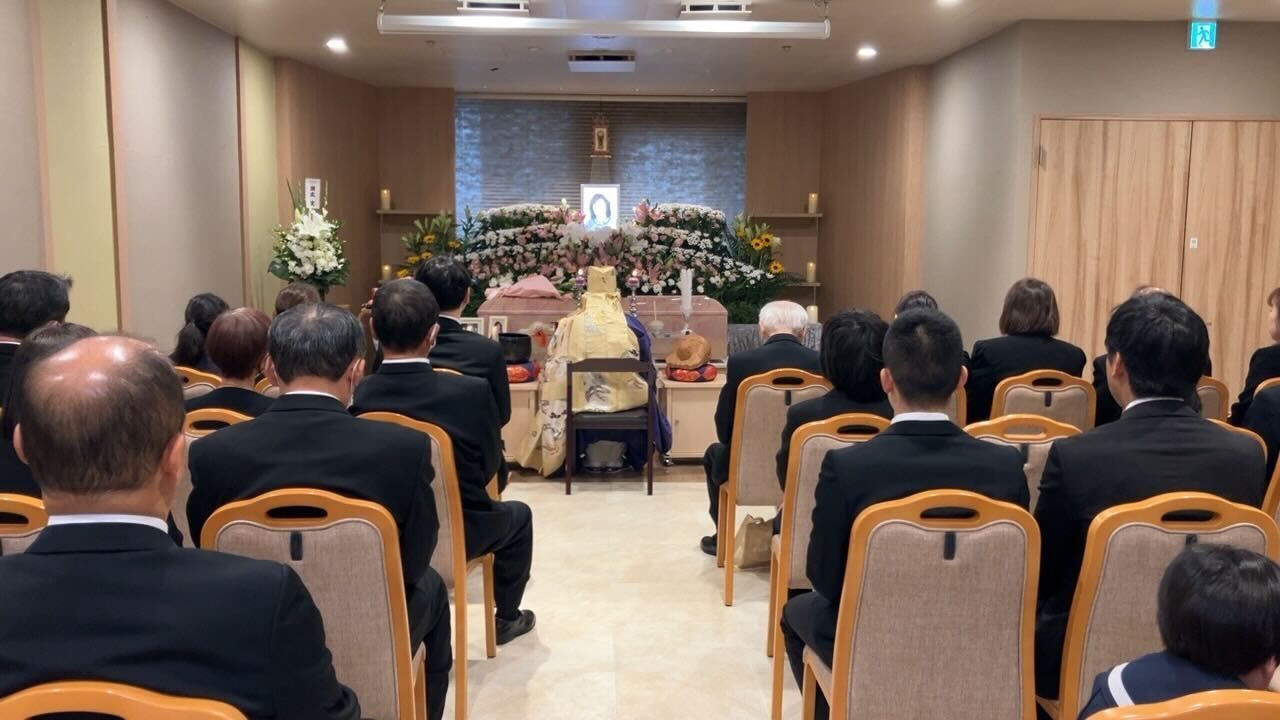 ピンクを基調とした祭壇とお棺をご用意しましたの画像