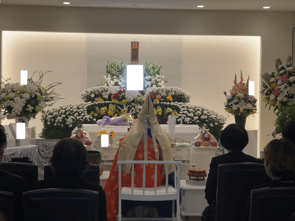 お足元までお花でいっぱいになり、とても華やかで美しいお別れとなりました。の画像