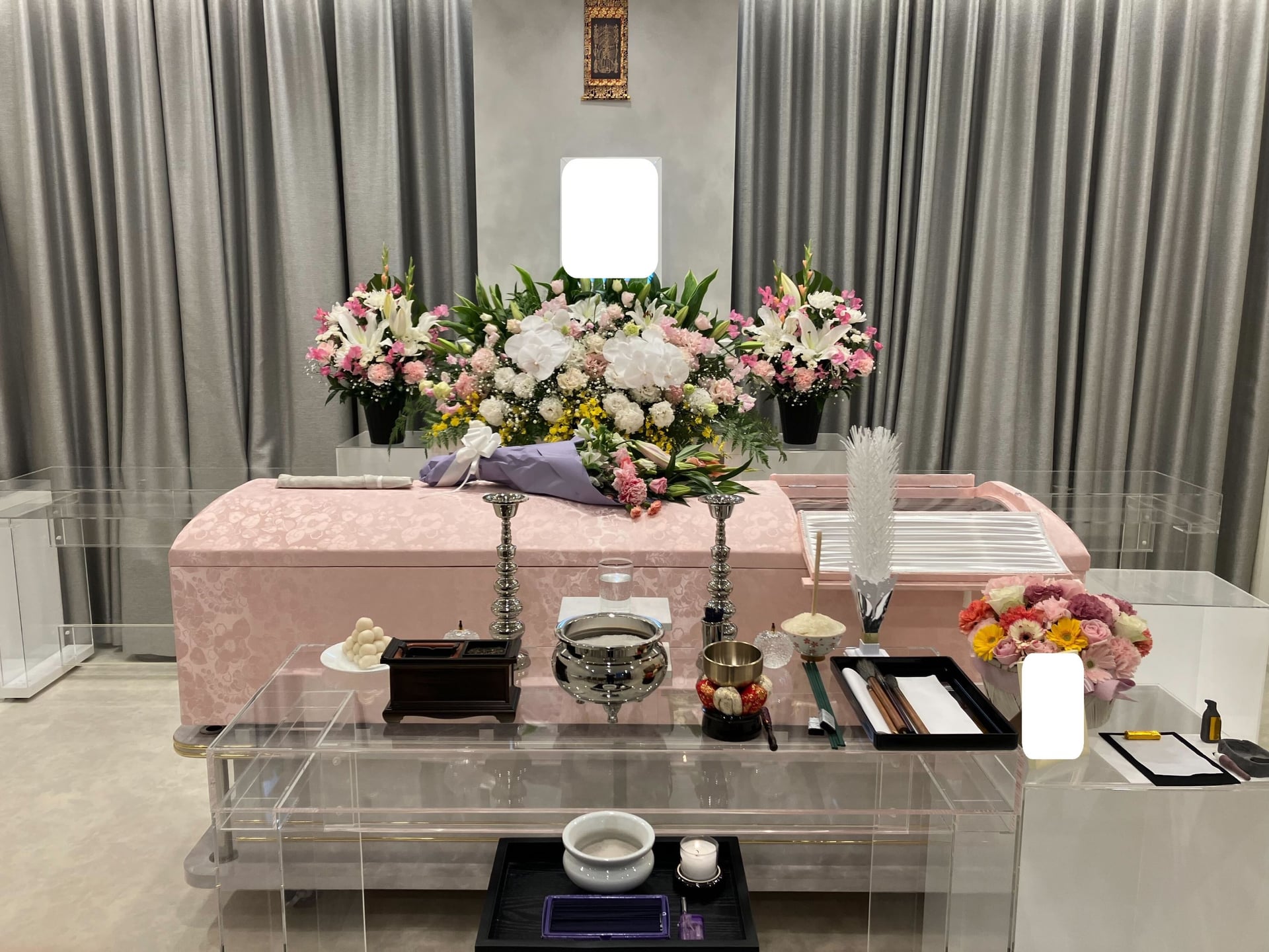 お式当日にも前日にお使いになったマニキュアやメイク道具をご持参いただき、「たくさんおしゃれしてね」というお気持ちを込めてお手向けいただきました。の画像