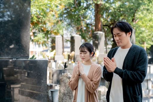 知っておきたいお墓参りのマナー、流れや服装もご紹介