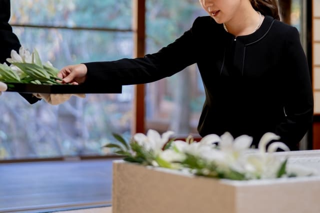弔問する際のマナー|時間や服装、持ち物について紹介します
