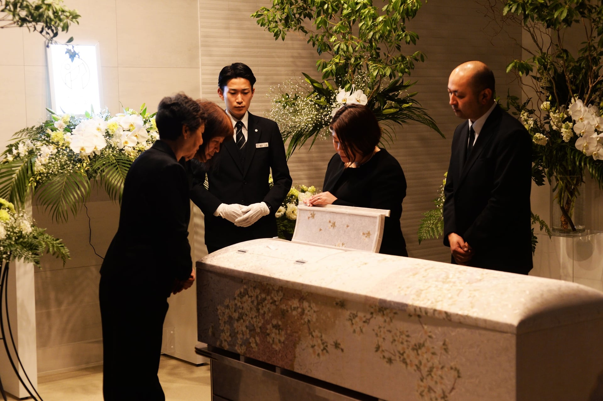 家族葬はどこまで呼ぶべき？マナーや対応方法などについても紹介