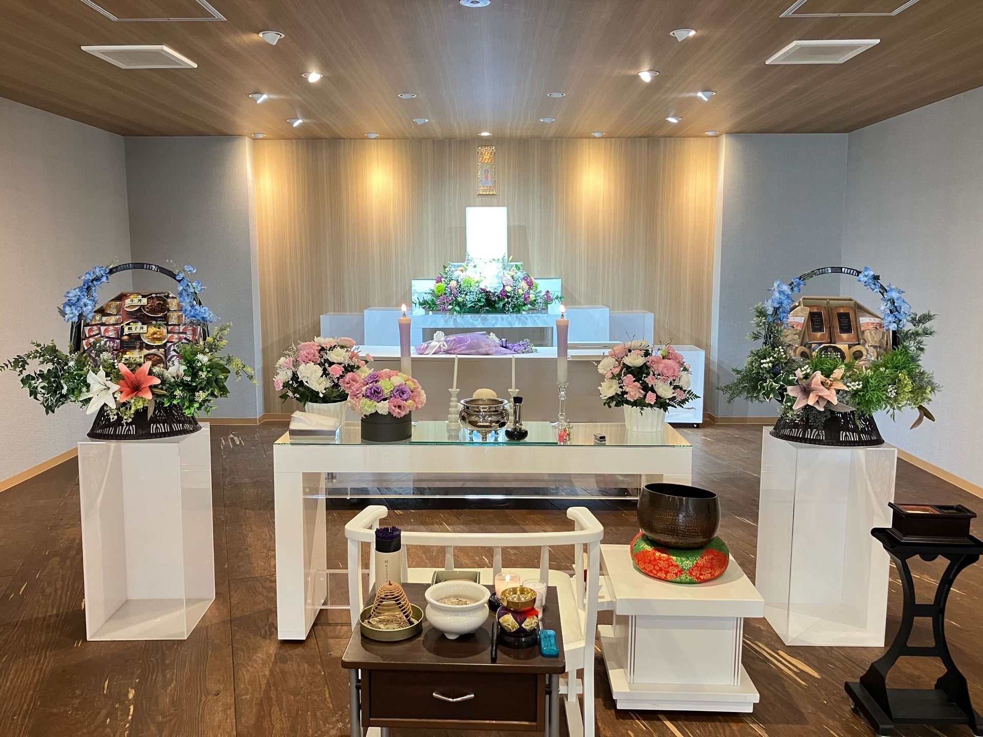 たくさんの写真やぬいぐるみ、お得意だった刺繍作品など、思い出の品々が手向けられておりました。の画像