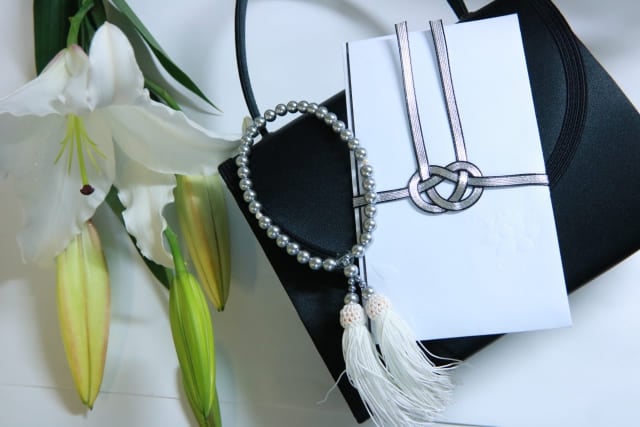 葬儀の香典袋を結ぶ水引とは？色や本数の意味、結び方などを紹介