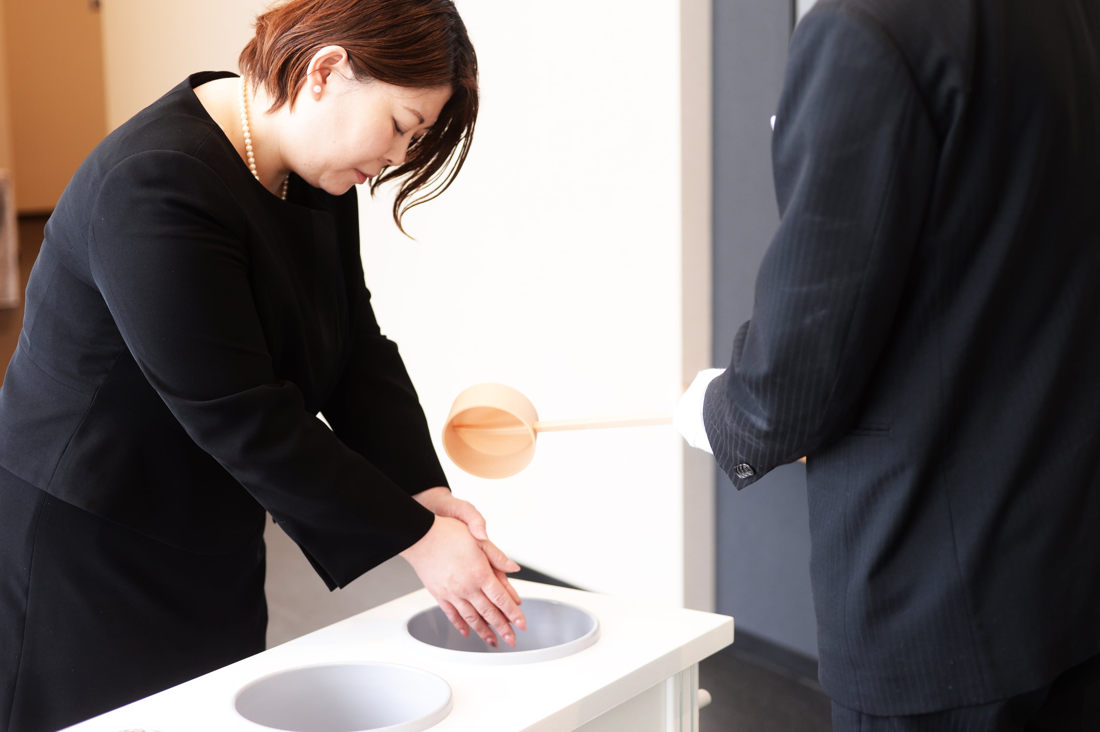 一日葬に参列する際の注意点。服装や対応のマナーを紹介します。