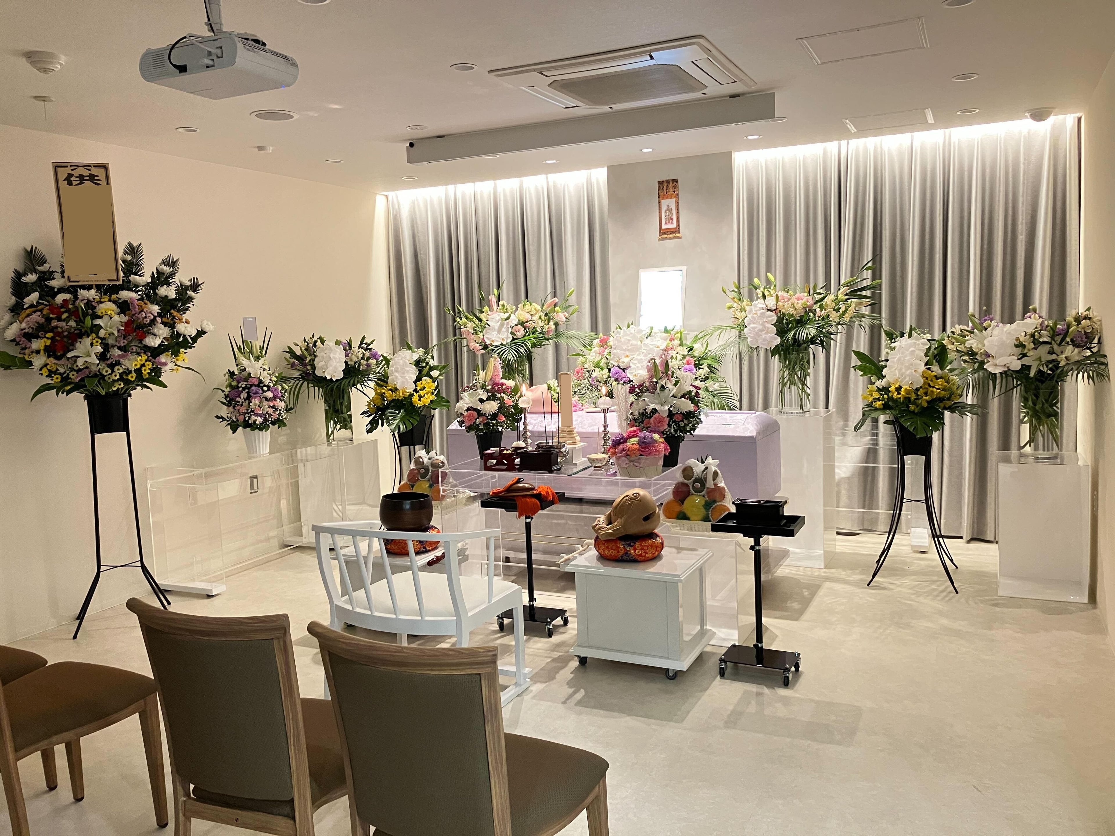 お棺には故人様がお好きだった品々と、たくさんのお花がお手向けされました。の画像