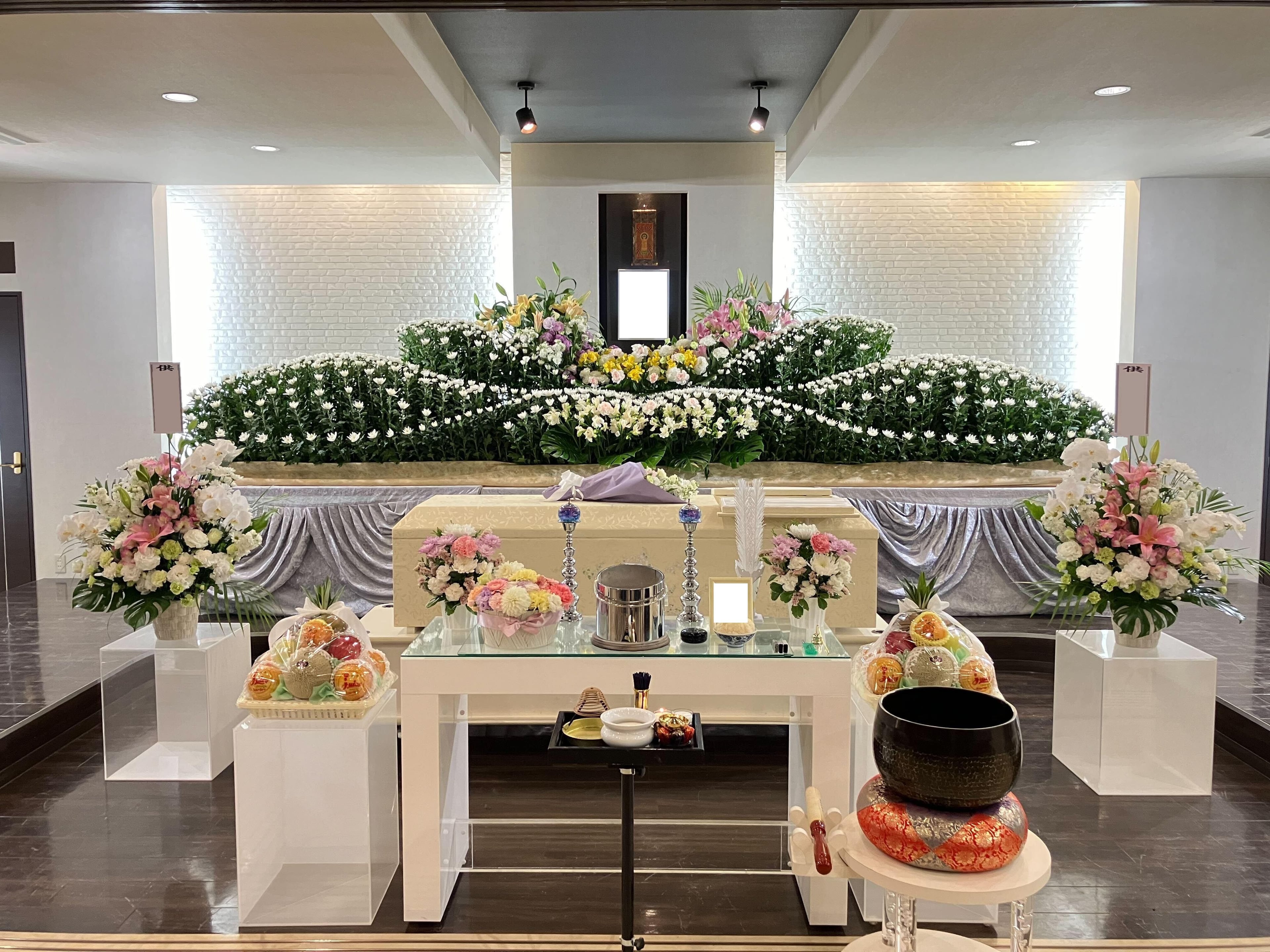 お花がお好きだった故人様のために、たくさんのお花をお棺いっぱいにお手向けいただきまし た。の画像