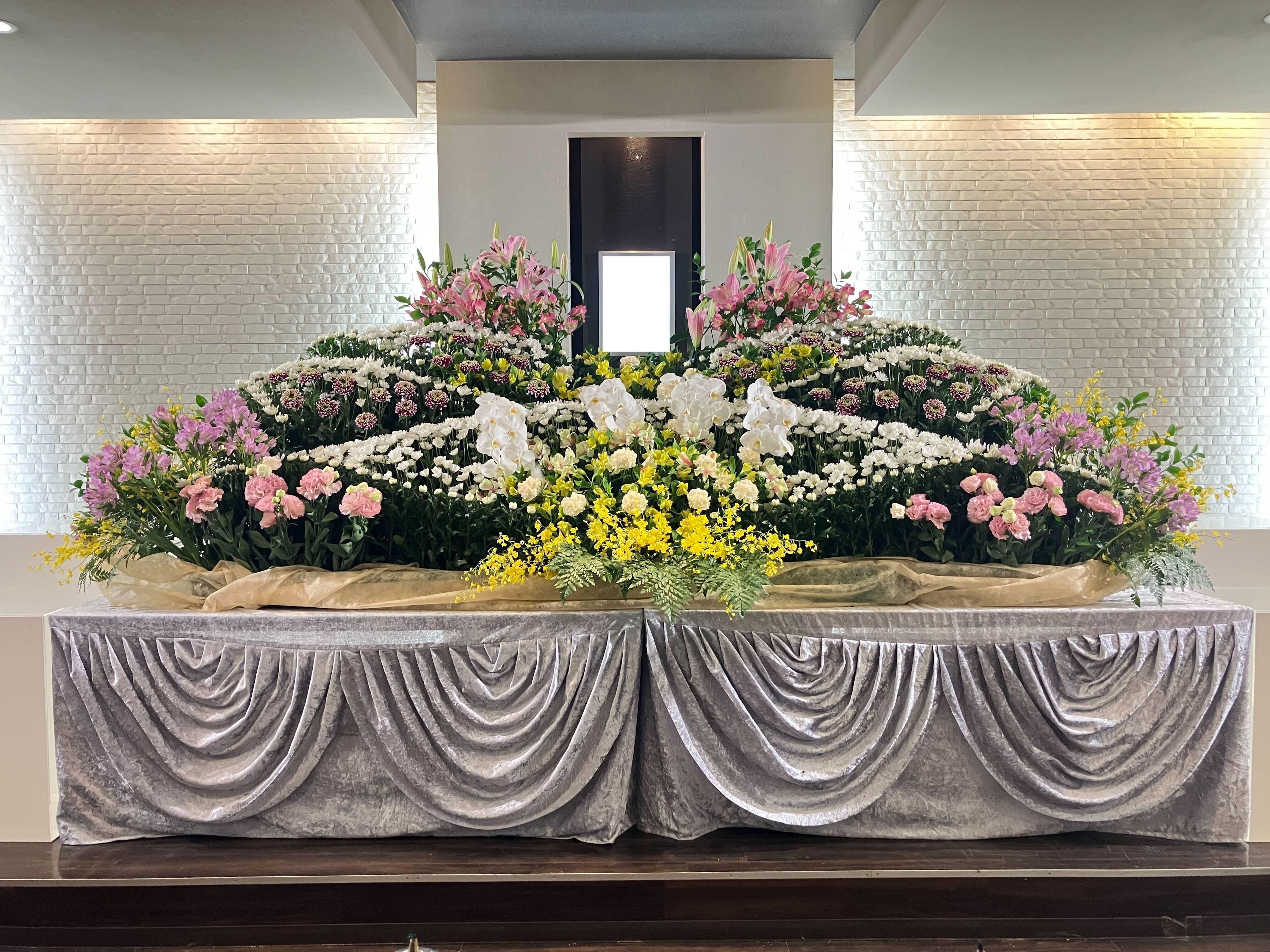  花柄のご衣裳ともよくお似合いで、とても美しいお姿でのご納棺となりました。の画像