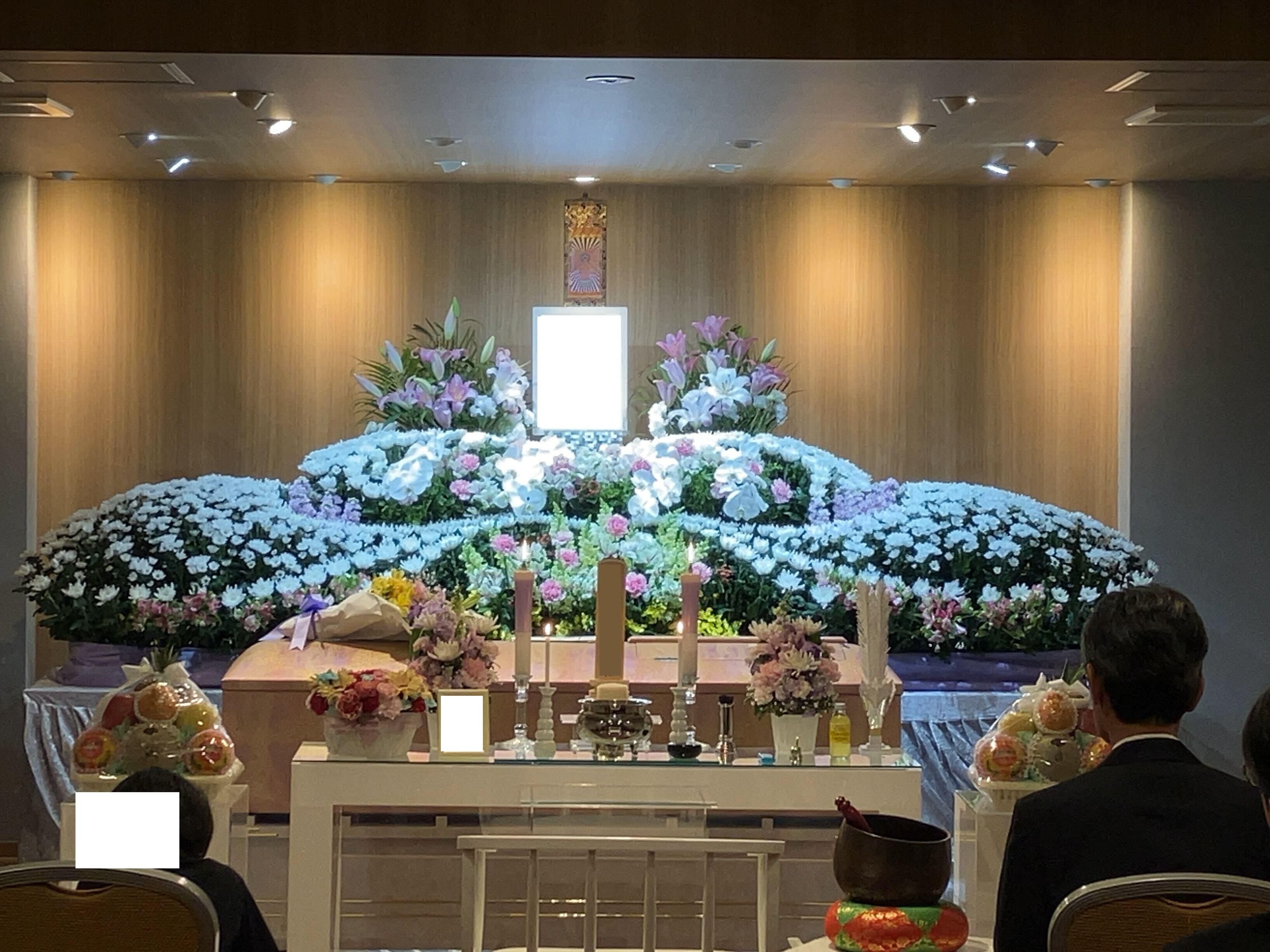 四人のお子様が一生懸命にたくさんのお花をお納めになるご様子がとても心温まるものでし た。の画像