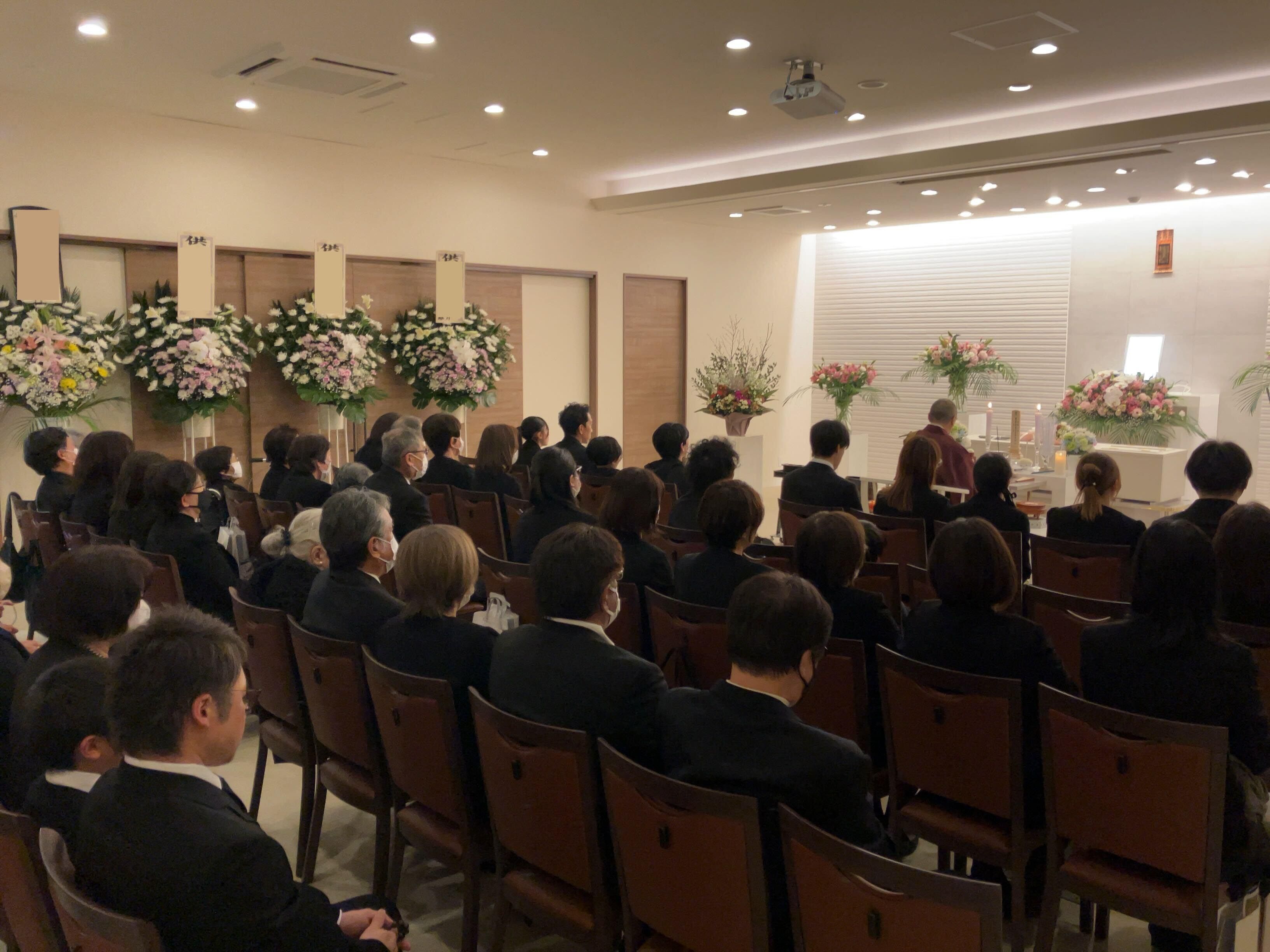 生前お化粧がお好きだったというお母様への最後の親孝行として、施主様とお孫様を中心に皆様でお化粧を施されました。の画像