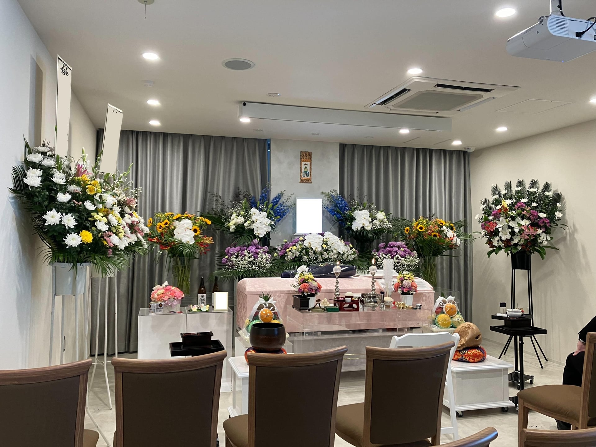 「ばあちゃん、ありがとう」とお声をかけながら、名残を惜しむなかでお蓋閉じとなり、ご出棺の運びとなりました。の画像