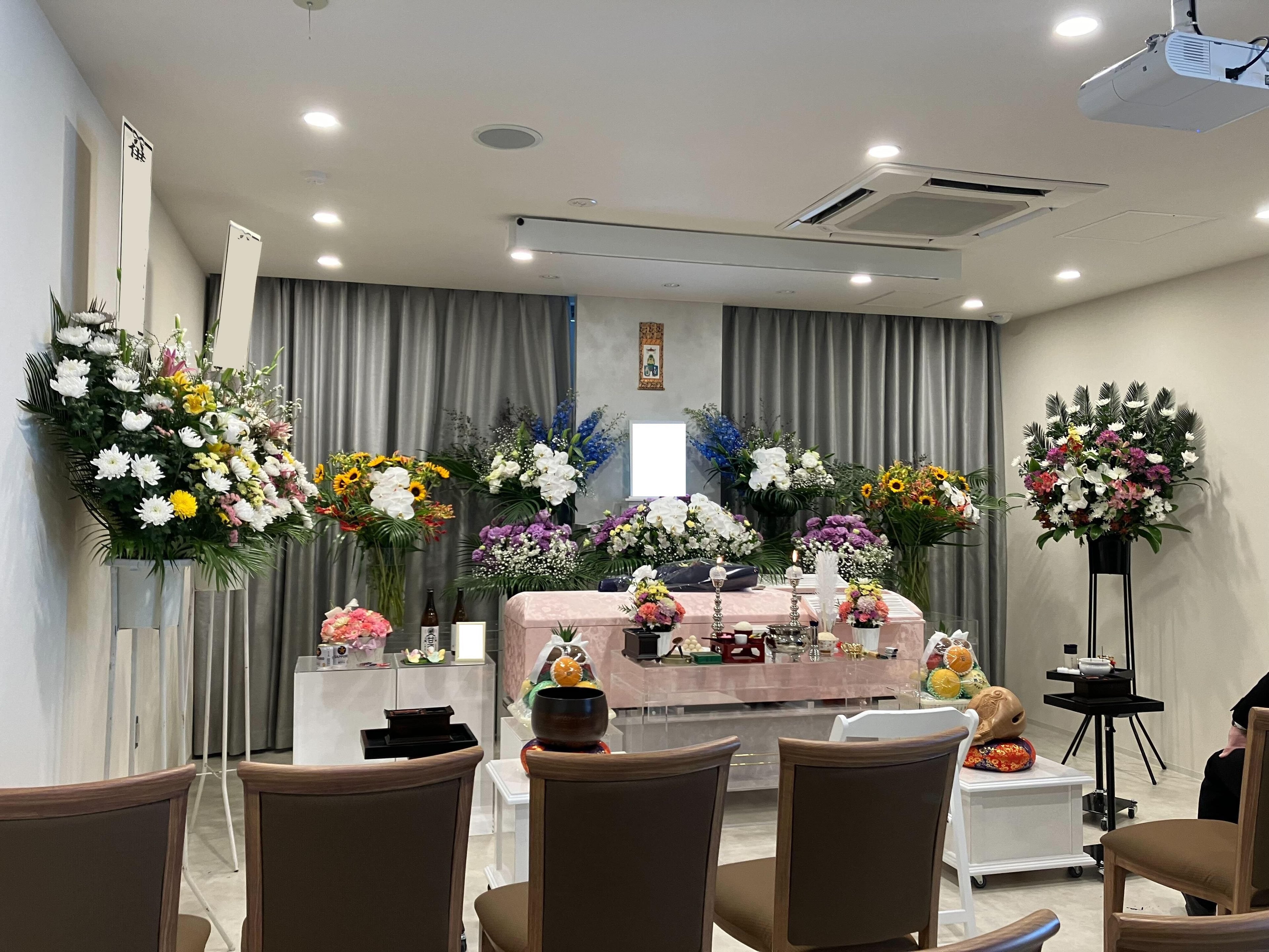 「ばあちゃん、ありがとう」とお声をかけながら、名残を惜しむなかでお蓋閉じとなり、ご出棺の運びとなりました。の画像