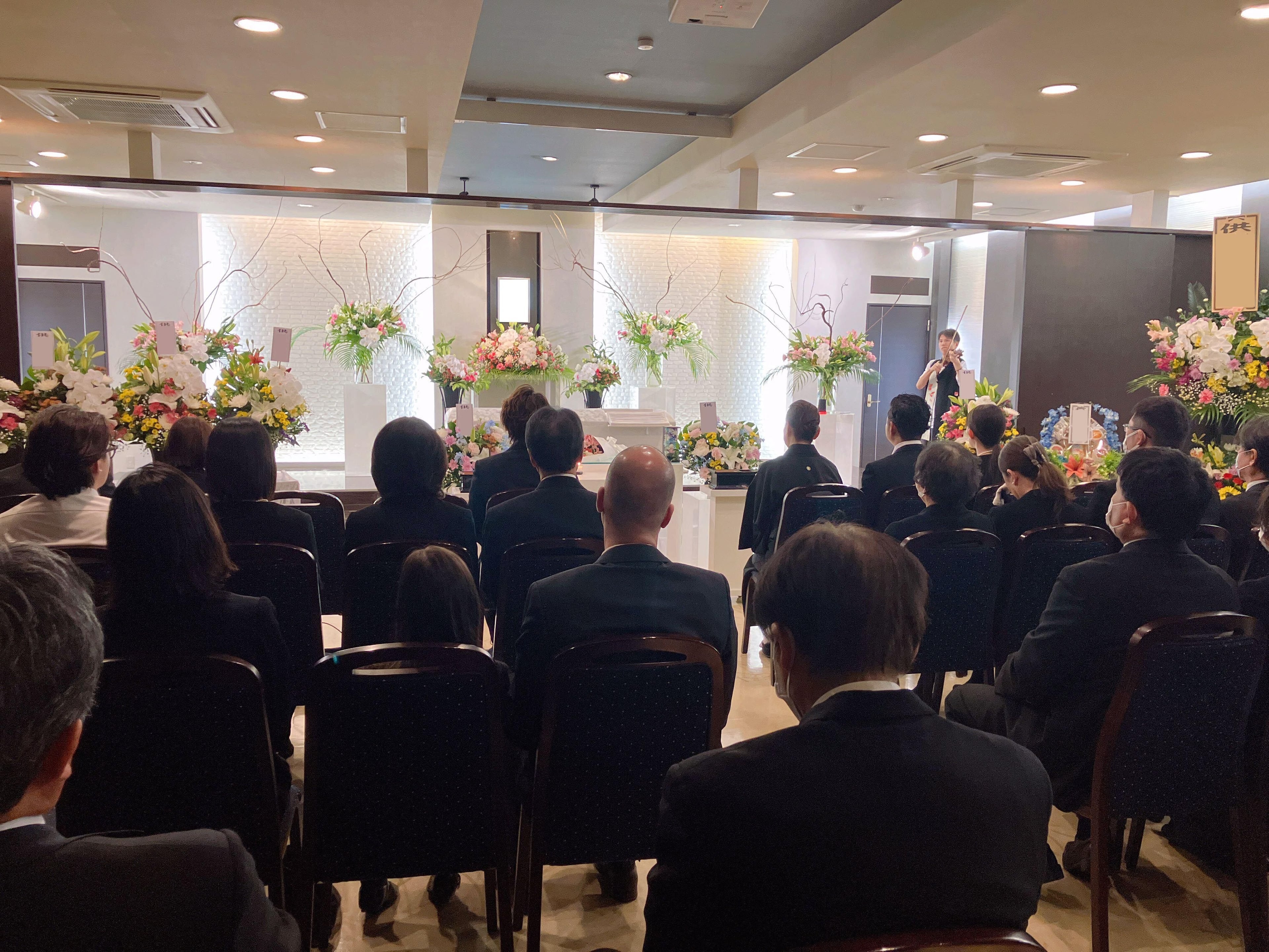 生演奏の中で厳かに執り行われ、最後には喪主様がご自身のお言葉で、飾らない感謝の気持ちをお伝えになりました。の画像