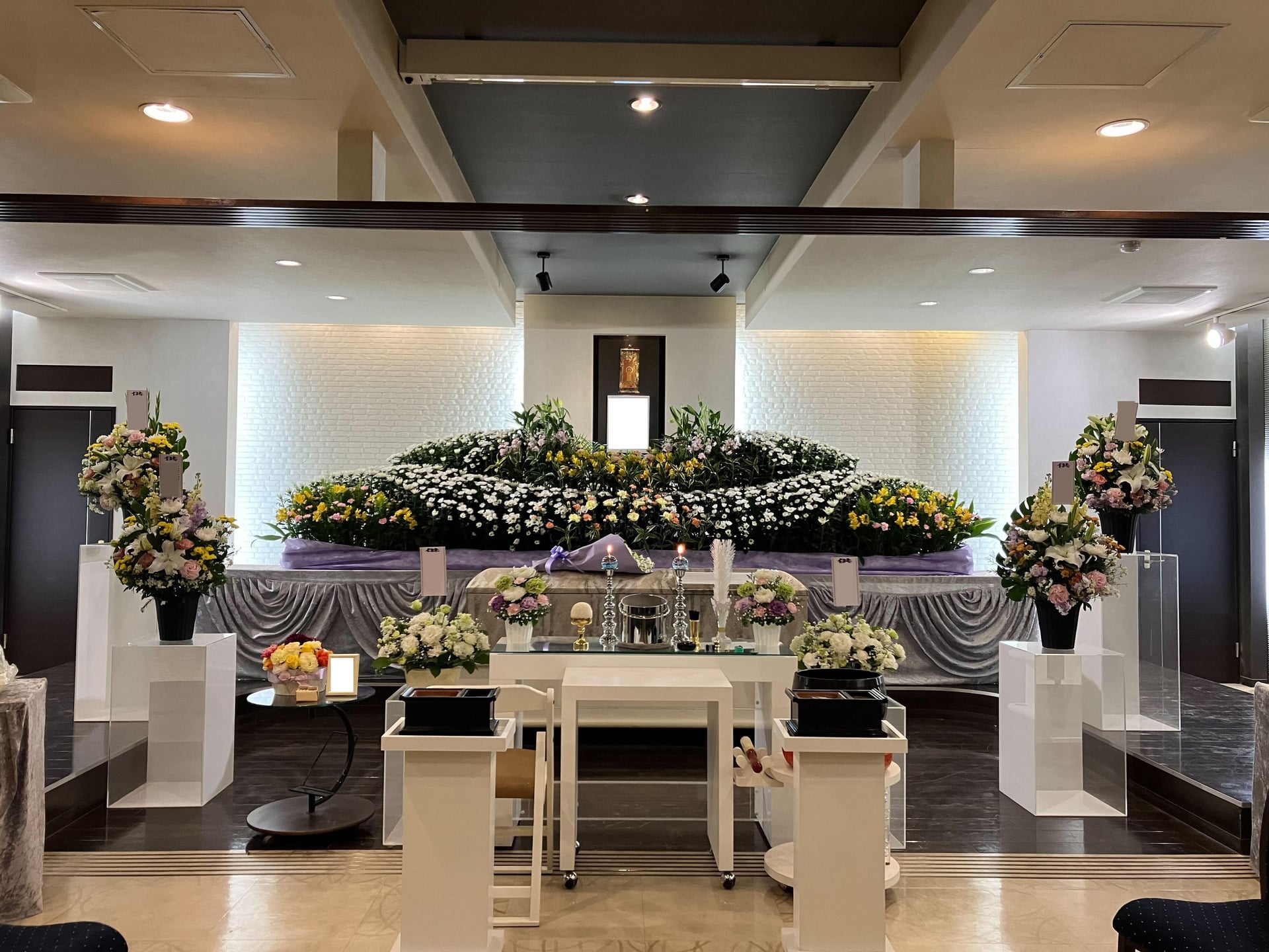 お棺の蓋が閉じないのではないかと心配になるほど、たくさんのお花をお手向けいただきました。の画像