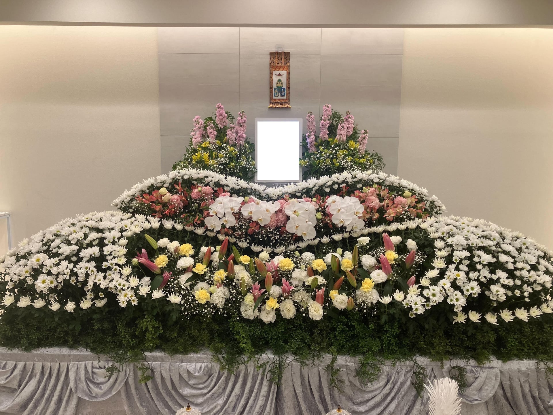 一つひとつ丁寧にお花を添えられ、そのご様子からは、言葉に尽くせないほどの深い絆が感じられました。の画像