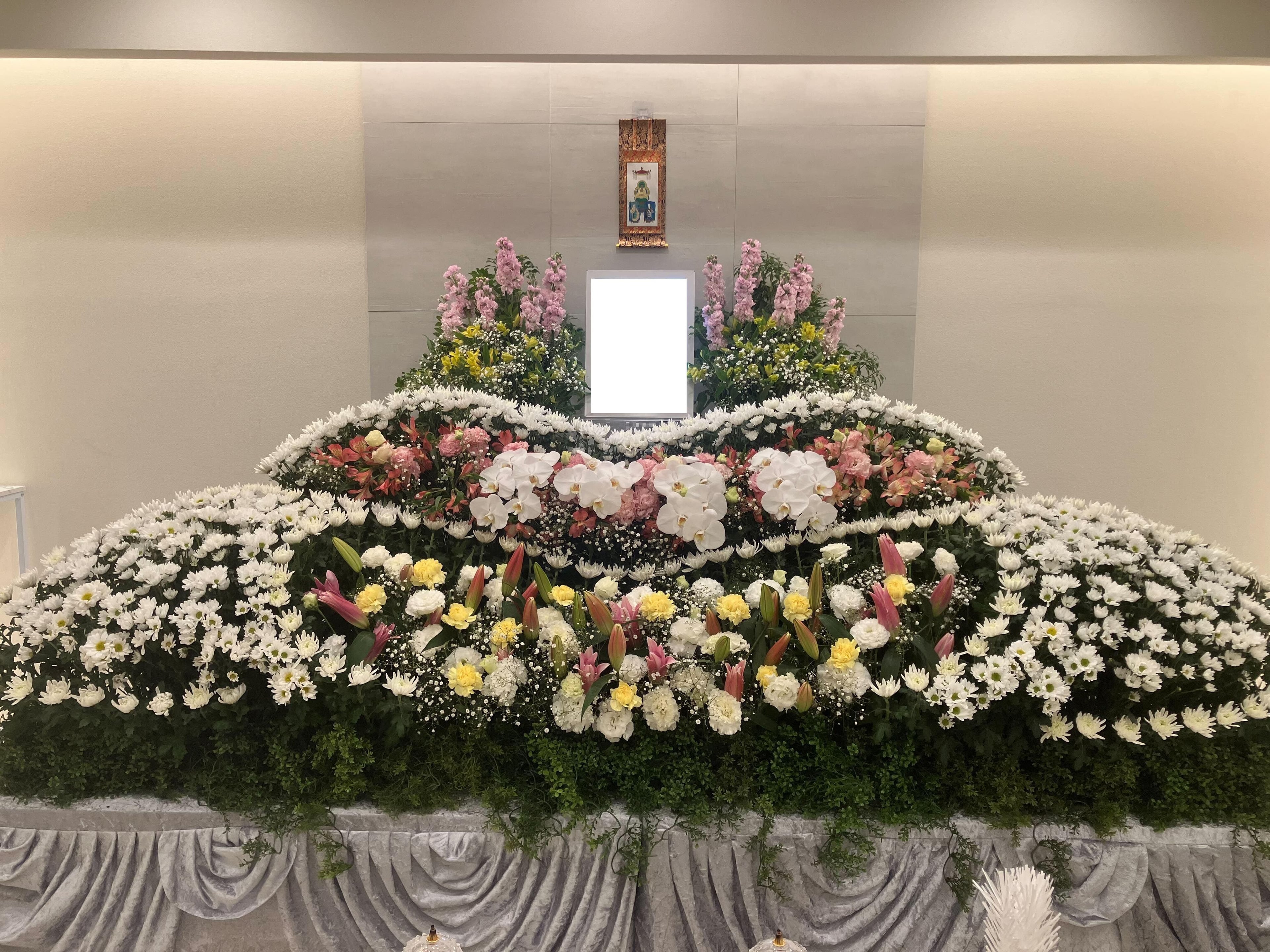 一つひとつ丁寧にお花を添えられ、そのご様子からは、言葉に尽くせないほどの深い絆が感じられました。の画像