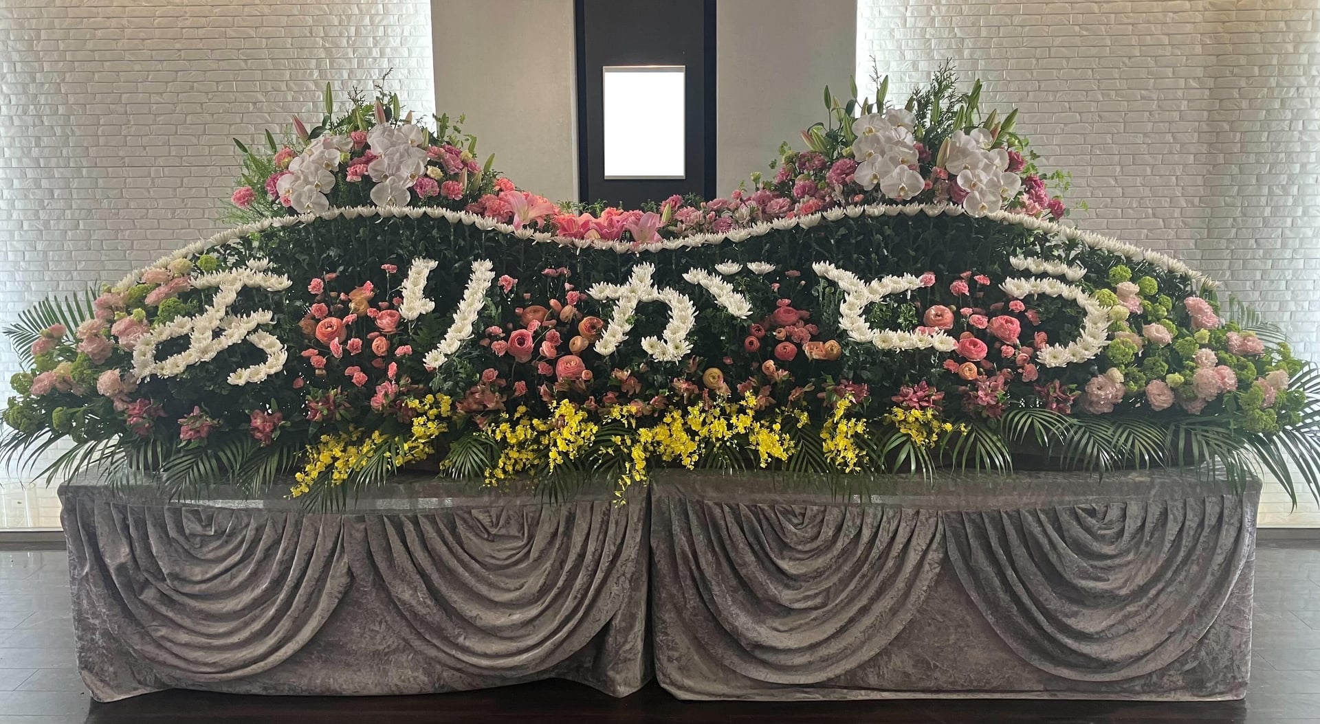 ご家族お一人おひとりの手から、たくさんの想いが込められたお見送りとなりました。の画像