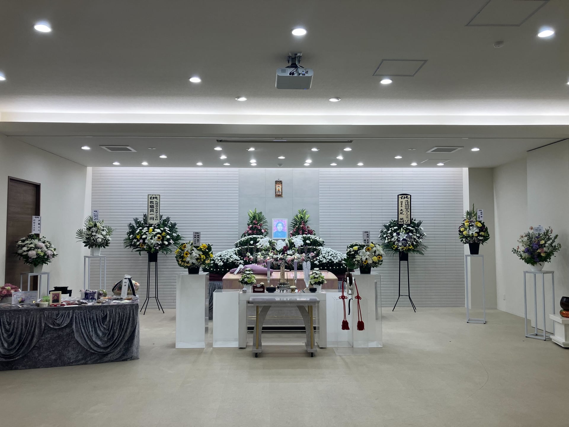 お写真やお食べ物、たくさんのお花をお手向けいただきました。の画像