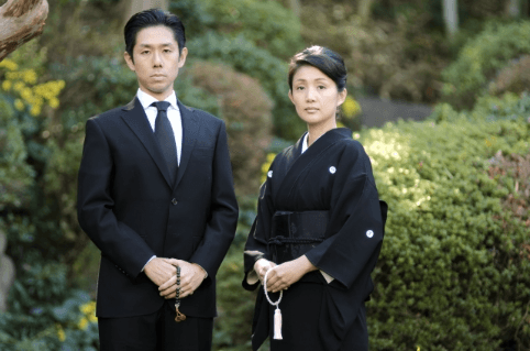 葬儀に合った服装とは？男女別に葬儀に適切な服装や装身具を紹介