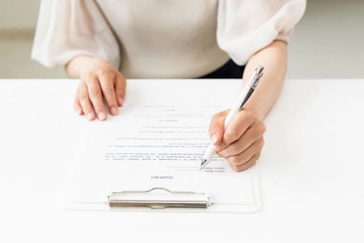 死亡届は葬儀社に任せるのが普通？書き方や注意点を紹介