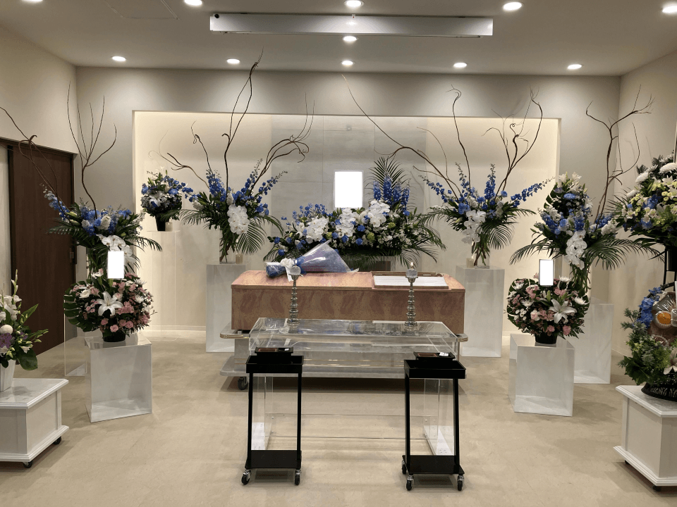 お別れの際にはたくさんのお花やお写真、お手紙に囲まれながらのご出棺となりました。の画像