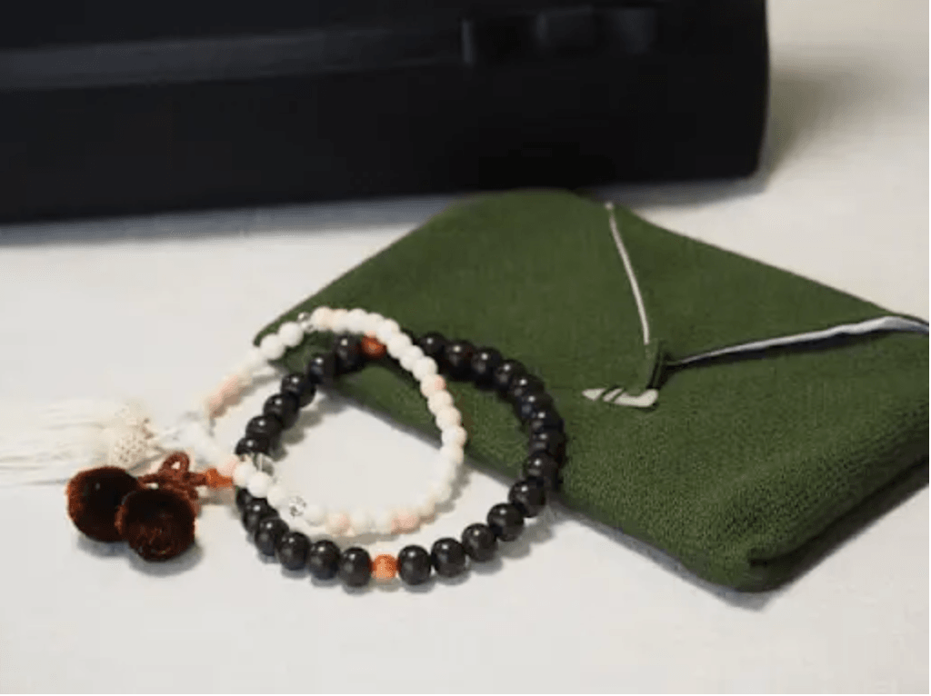 葬儀を欠席する際の連絡マナー。供花や香典は渡す？弔電の送り方は？