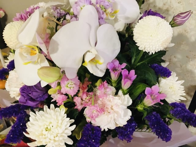 葬儀で送る「供花」どのように手配するの？いくらかかるの？