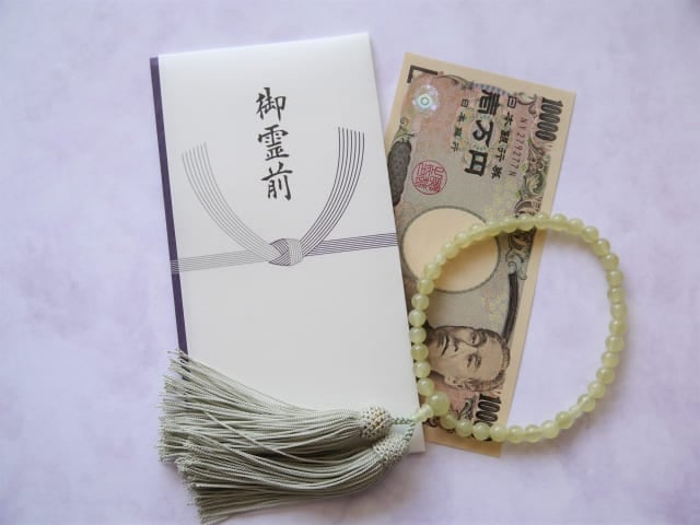 弔慰金を入れる封筒の選び方は？渡し方ごとの作法を解説