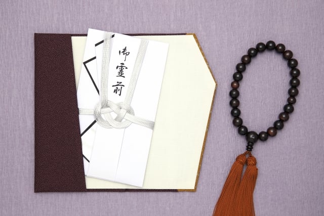 香典はいくら包めばいい？葬式におけるお金のマナーについて