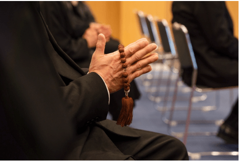 家族葬に呼べるのは何人まで？参列者の人数や範囲に制限はあるのか？