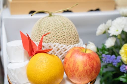 家族葬で供物を用意すべき?供物の選び方や渡すときのマナーを紹介