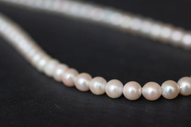 葬儀ではどんなアクセサリーを身につけるのがふさわしいの?